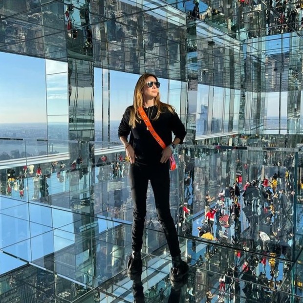 Luciana Gimenez observa Nova York das alturas (Foto: Reprodução/Instagram @lucianagimenez)