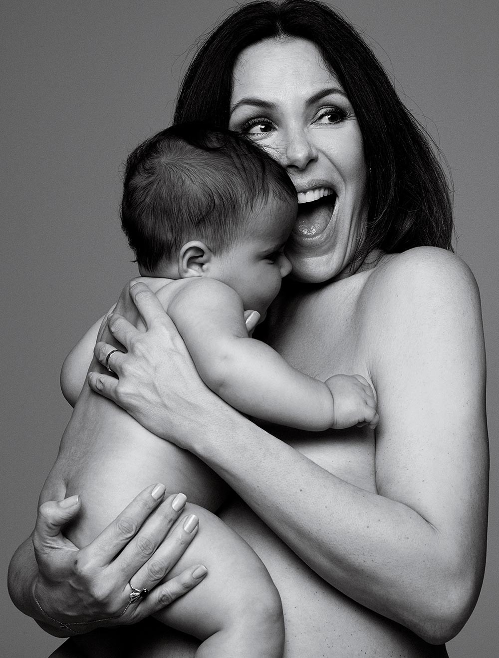 Na capa da Marie Claire de outubro, Carolina Ferraz amamenta a filha Anna Izabel, de 5 meses (Foto: Bob Wolfenson)