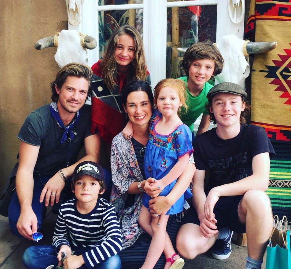 Taylor Hanson e sua família: a mulher e os cinco filhos (Foto: Reprodução/Instagram do cantor)