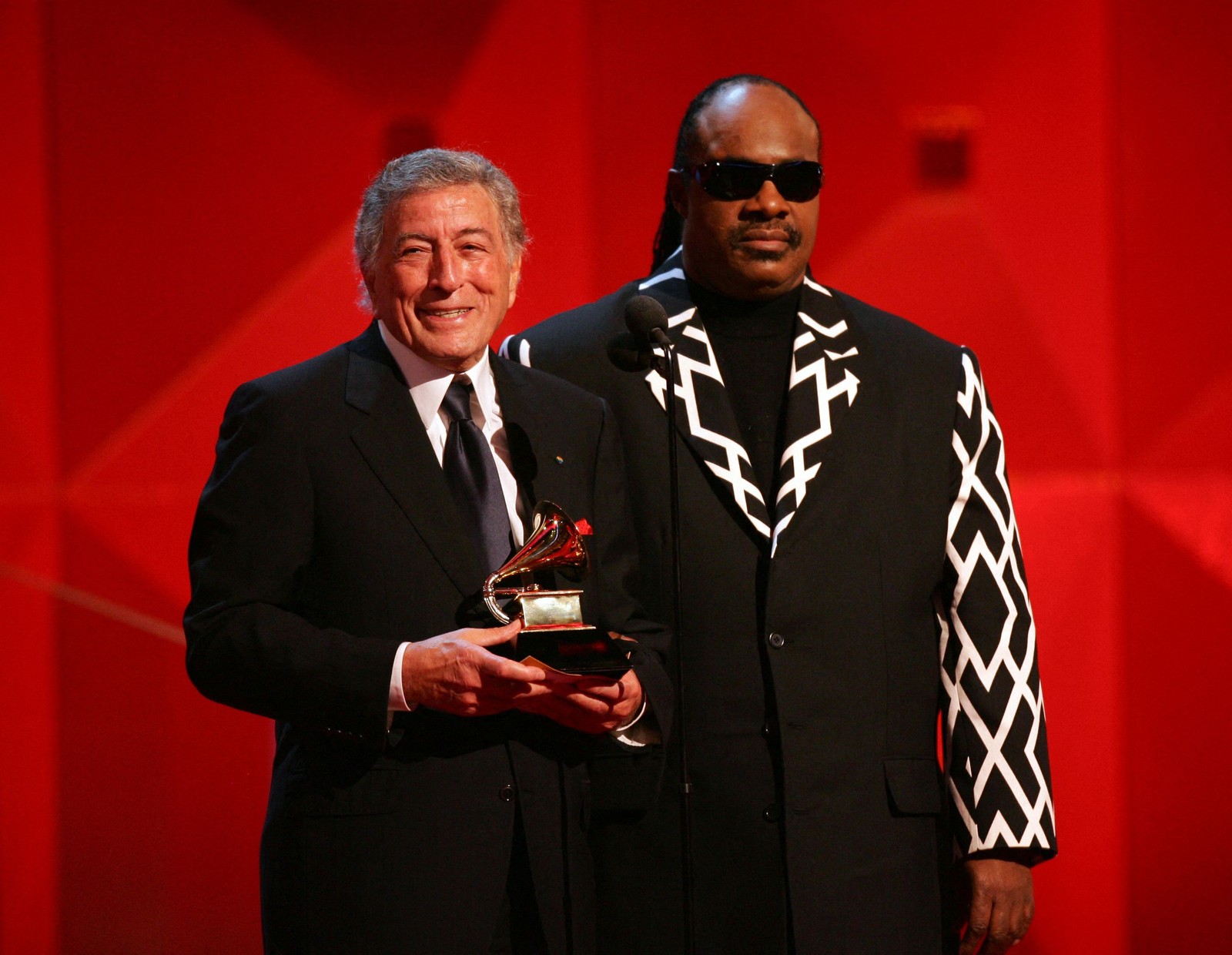 Tony Bennett e Stevie Wonder no 49º Grammy Awards, em 2007. — Foto: Robyn BECK / AFP