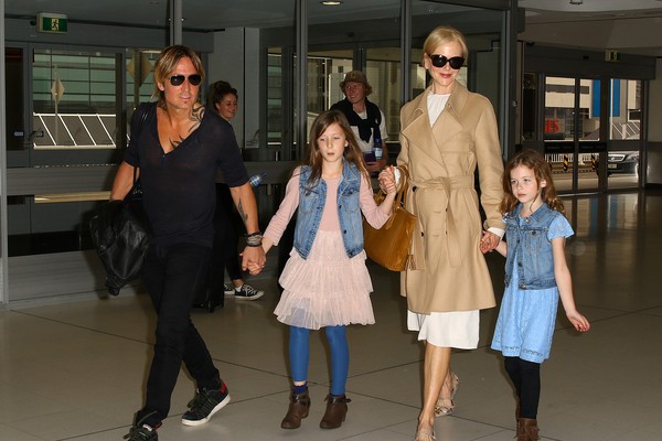 A atriz Nicole Kidman com o marido, o músico Keith Urban, e as duas filhas dos dois, Sunday e Faith (Foto: Getty Images)