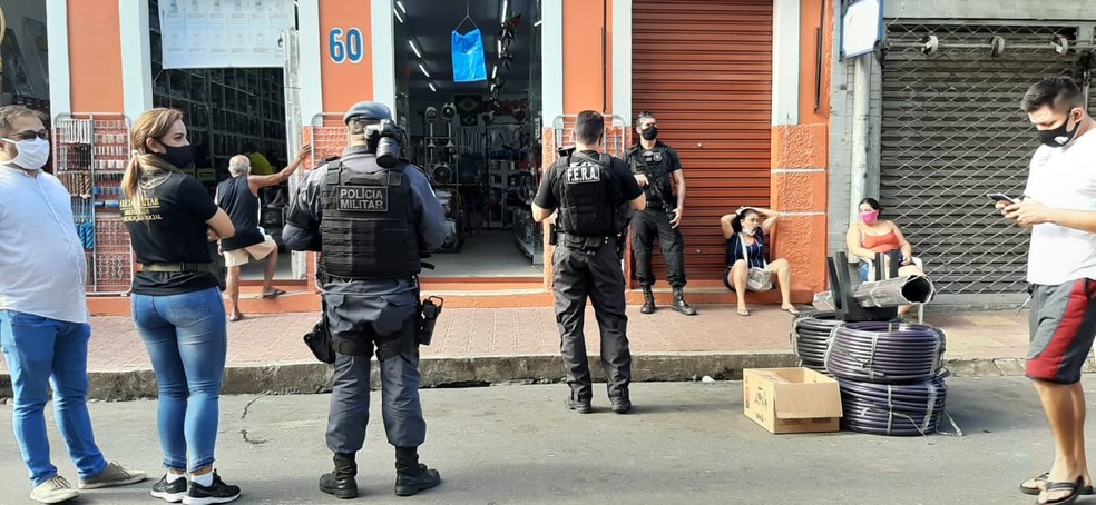 Policiais fiscalizam lojas em Manaus neste sábado (26). — Foto: Eliana Nascimento/G1 AM