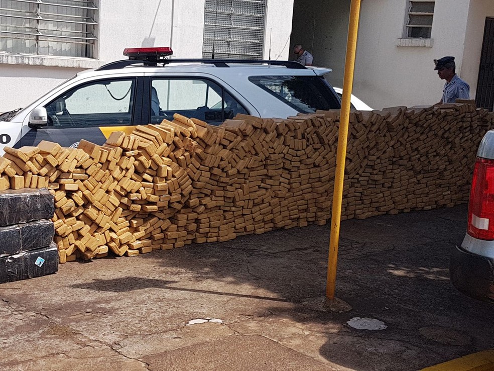 Tabletes de maconha estavam em uma caminhonete VW Amarok (Foto: Vanderlei Benedito Penitente Júnior/Cedida )