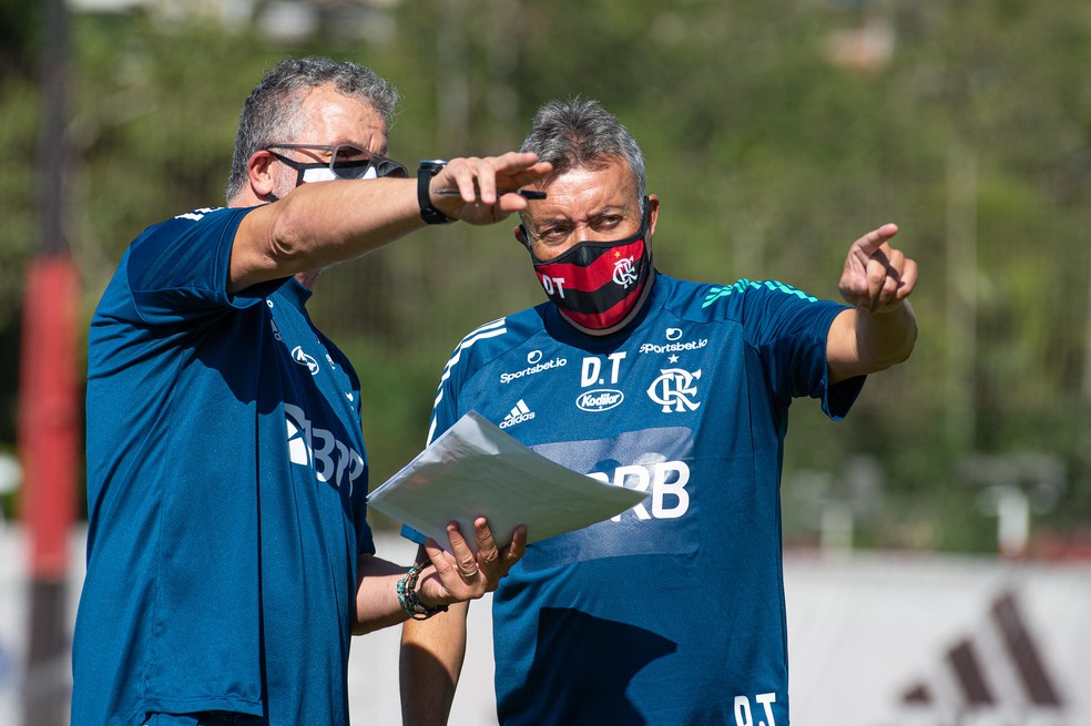 Dome e Jordi Guerrero conversam no treino do Flamengo — Foto: Alexandre Vidal/Flamengo