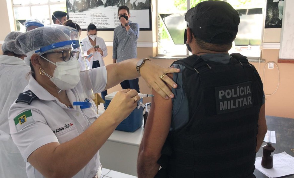 Agentes de segurança pública são vacinados contra Covid-19 no RN — Foto: Kléber Teixeira/Inter TV Cabugi