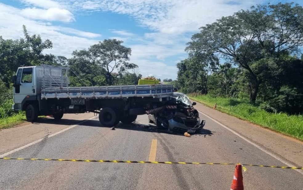 Carroceria de caminhão atingiu a frente do carro na BR-153  — Foto: Divulgação/PRF GO