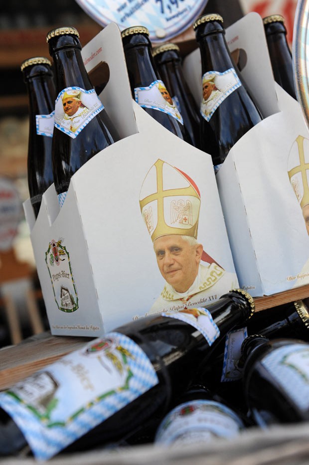 Um fabricante aproveitou o interesse pela figura do agora Papa Emérito Bento XVI para criar uma cerveja papal na Alemanha. A 'cerveja papal' estava à venda nesta terça-feira (5) em Ettan, no sul da Alemanha (Foto: Andreas Gebert/AFP)