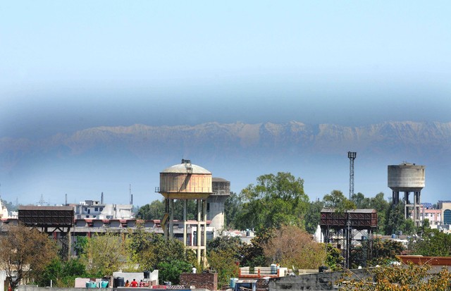 JALANDHAR, INDIA - APRIL 3: The Dhauladhar range of mountains is visible from the city due to a drop in pollution levels, on day ten of the 21-day lockdown to check the spread of coronavirus, on April 3, 2020 in Jalandhar, India. The ranges are around 200 (Foto: Hindustan Times via Getty Images)