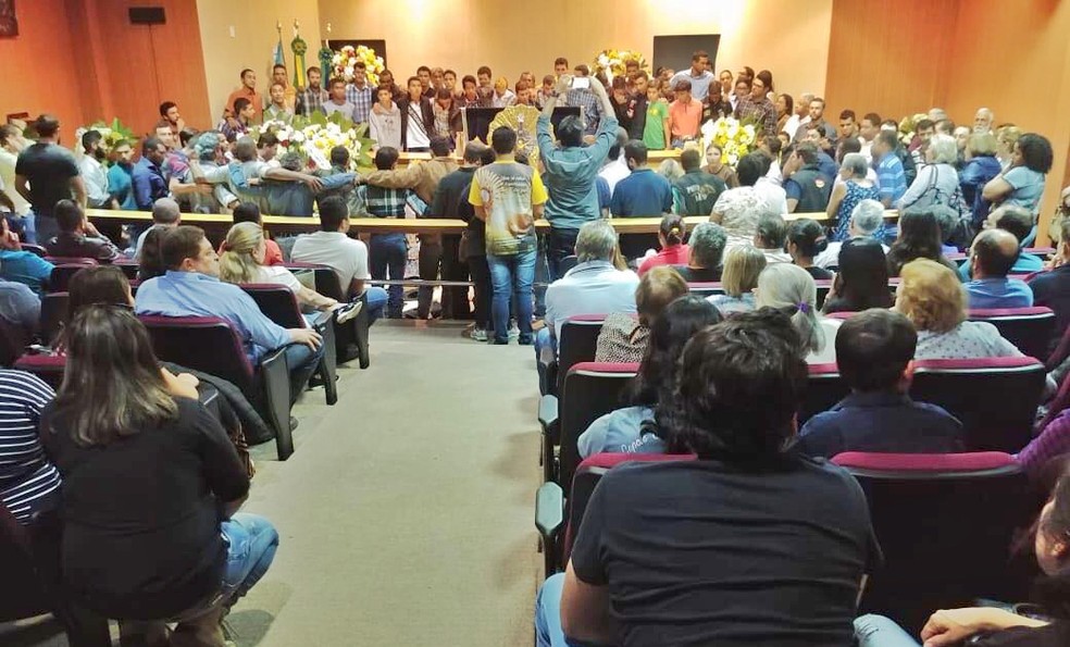 PeÃµes fazem homenagem e se despedem de peÃ£o que morreu em acidende de cavalo. (Foto: Nedimar BrandÃ£o /CÃ¢mara Municipal de CamapuÃ£)