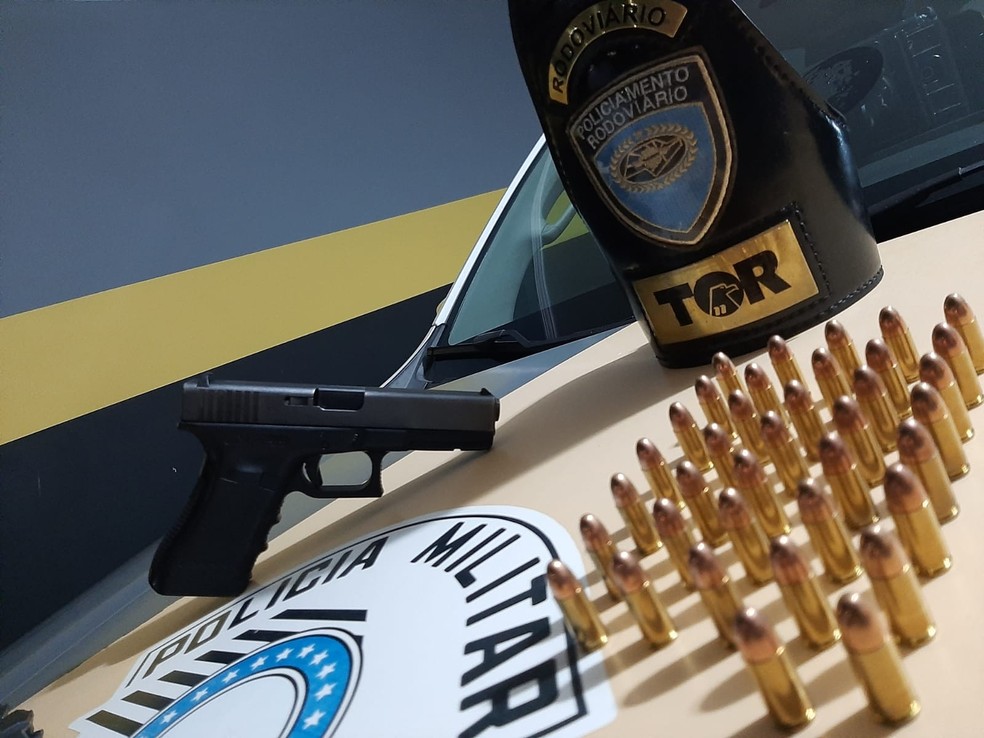 Armamento foi apreendido durante fiscalização na SP-270, em Presidente Venceslau — Foto: Polícia Rodoviária 
