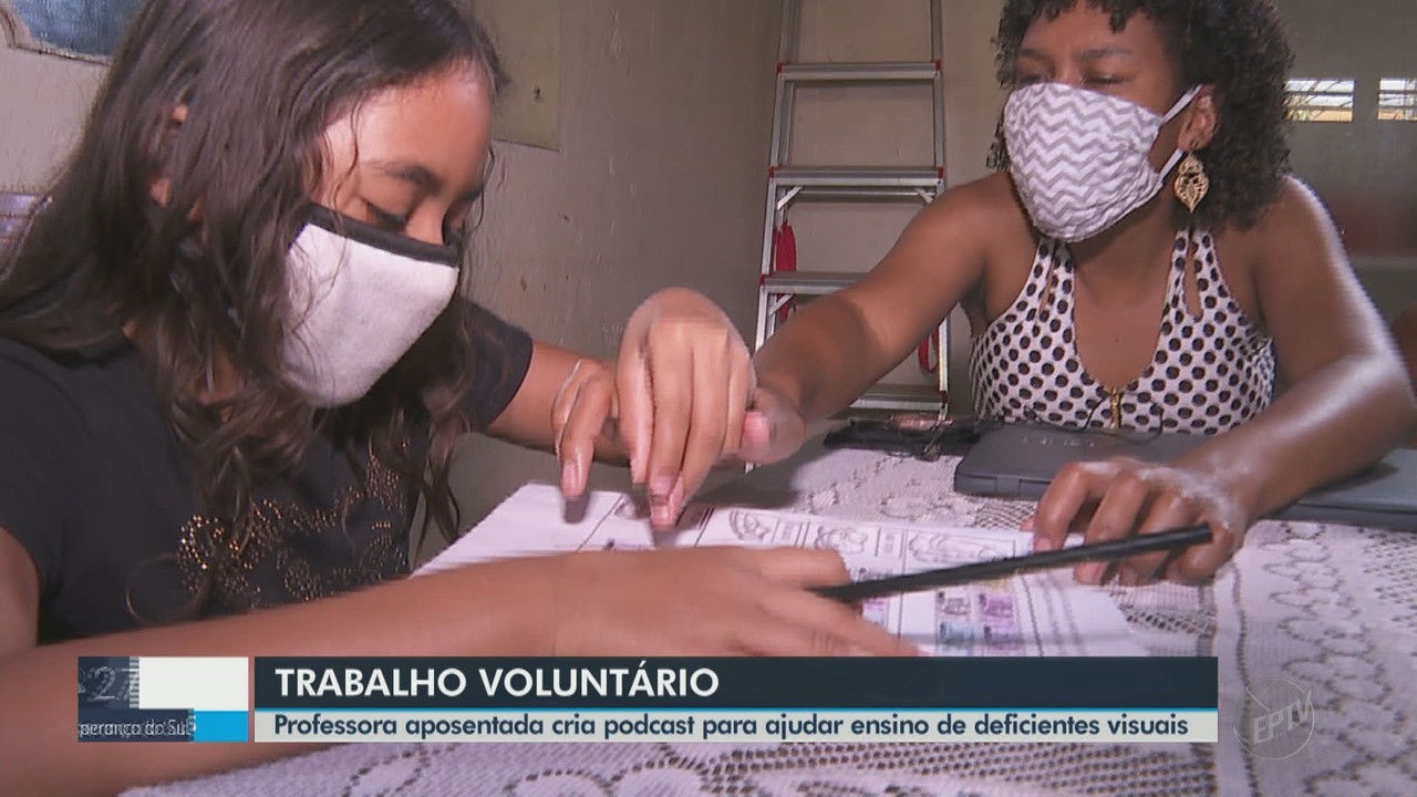 Professora aposentada cria podcast para ajudar ensino de deficientes visuais