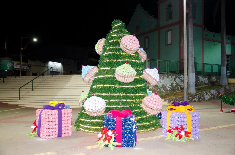 Praças de Pereiro são decoradas com material reciclável neste Natal  — Foto: Divulgação/Prefeitura de Pereiro 