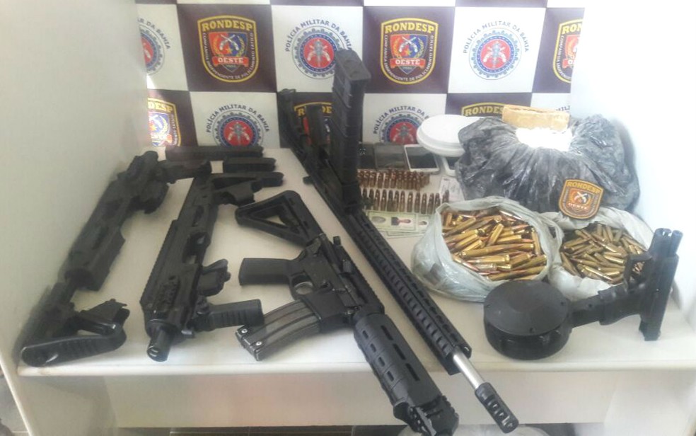 Fuzis e pistola foram encontrados enterrados em quintal na Bahia (Foto: Divulgação / SSP)