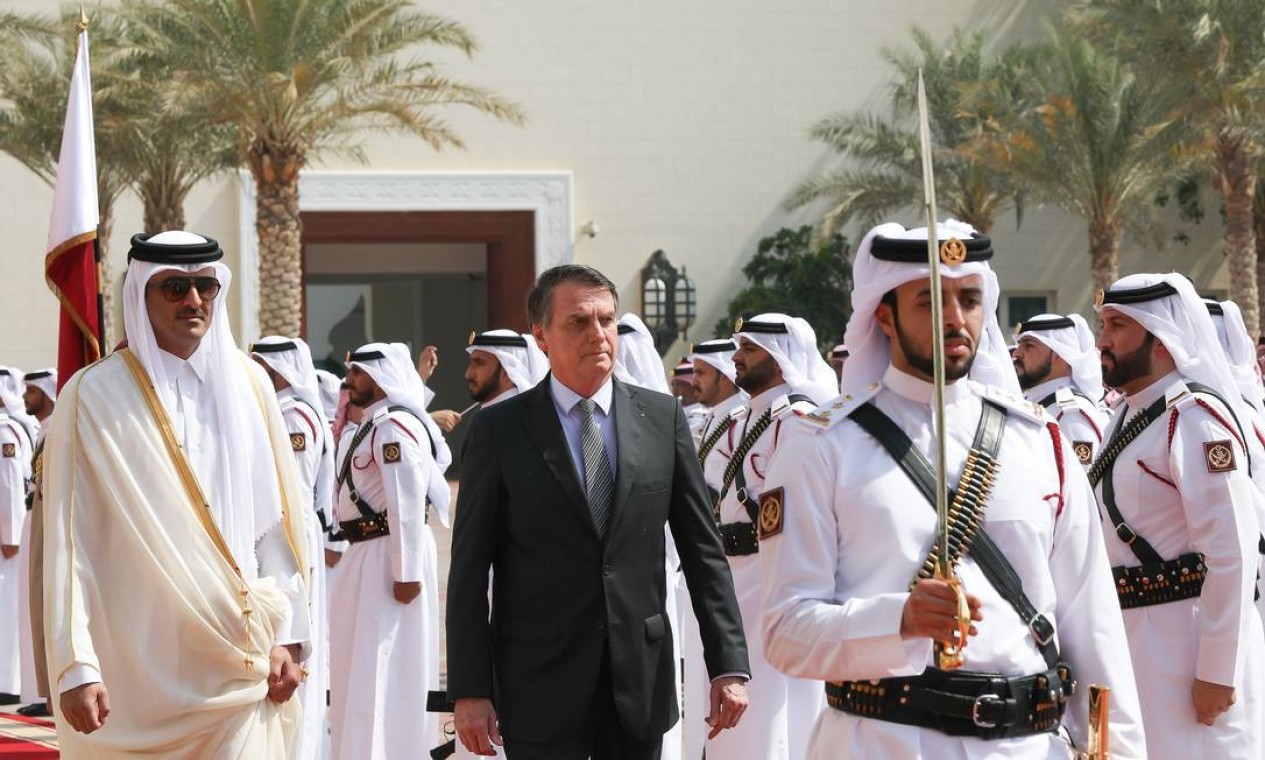 Bolsonaro é acompanhado da do Xeique Tamim Bin Hamad Al Thani diante de militares árabes, em cerimônia de recepção em Doha, Qatar  — Foto: Divulgação
