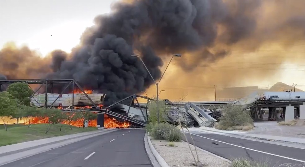 Fogo no local de descarrilamento de trem no Arizona, nesta qurta (29) — Foto: Daniel Coronado vía AP