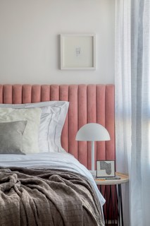 O quarto projetado pelo Studio Ro+Ca tem cama com roupa da Trousseau e cabeceira Gomos, da Lider, revestida de veludo rosa