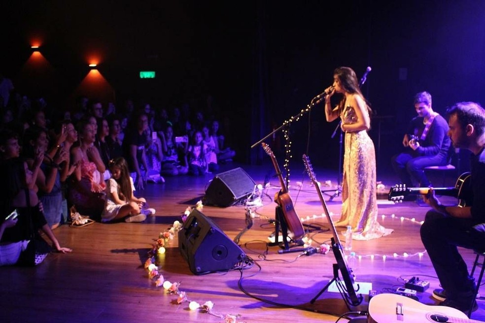 Mariana Nolasco durante apresentação intimista (Foto: GO Eventos)