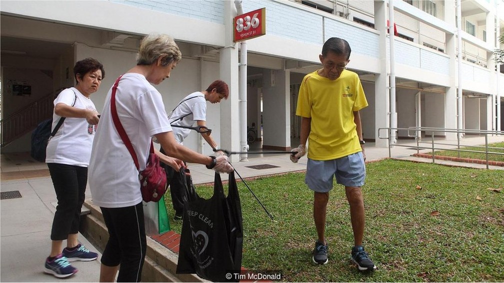 Voluntários no dia de limpeza de Khatib, embora já existam 56.000 faxineiros registrados em Singapura — Foto: Tim McDonald/BBC