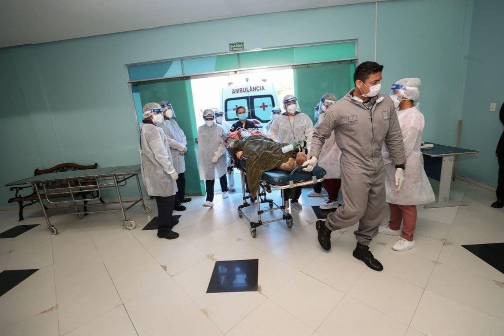 Paciente com Covid-19 dá entrada no Hospital Nilton Lins, em Manaus (AM). — Foto: Divulgação/Secom