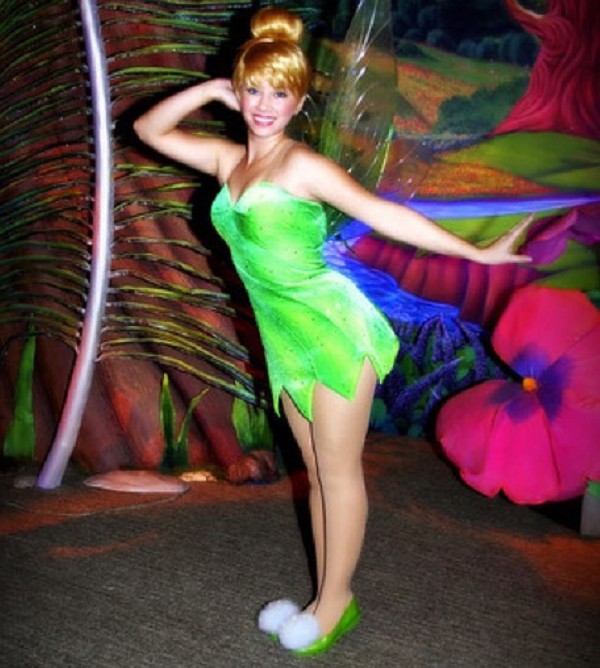 A atriz Sarah Daniels em foto de sua época como Sininho em um dos parques da Disney (Foto: Instagram)