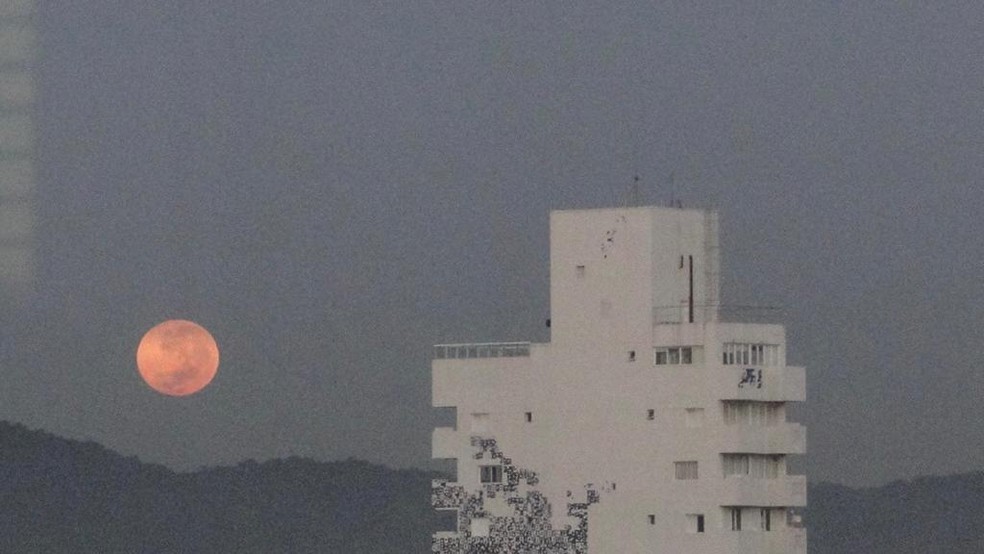 'Lua de sangue' pôde ser vista entre nesta quarta-feira (26) — Foto: Vanessa Rodrigues/Jornal A Tribuna