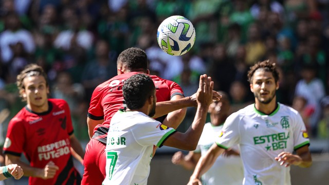 Vitor Roque, do Athletico-PR, cabeceia entre a defesa do América-MG