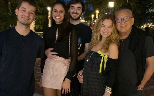 Galvão Bueno faz rara foto com filho caçula e passeia com família na Disney
