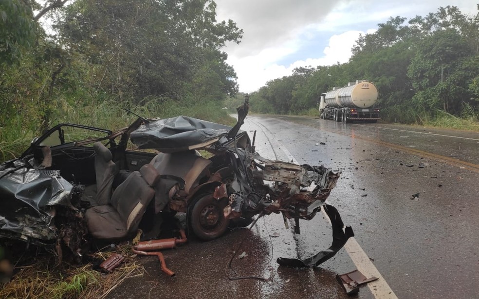 Carro fica destrudo aps acidente na GO-080 em Goiansia Gois  Foto: Reproduo/TV Anhanguera