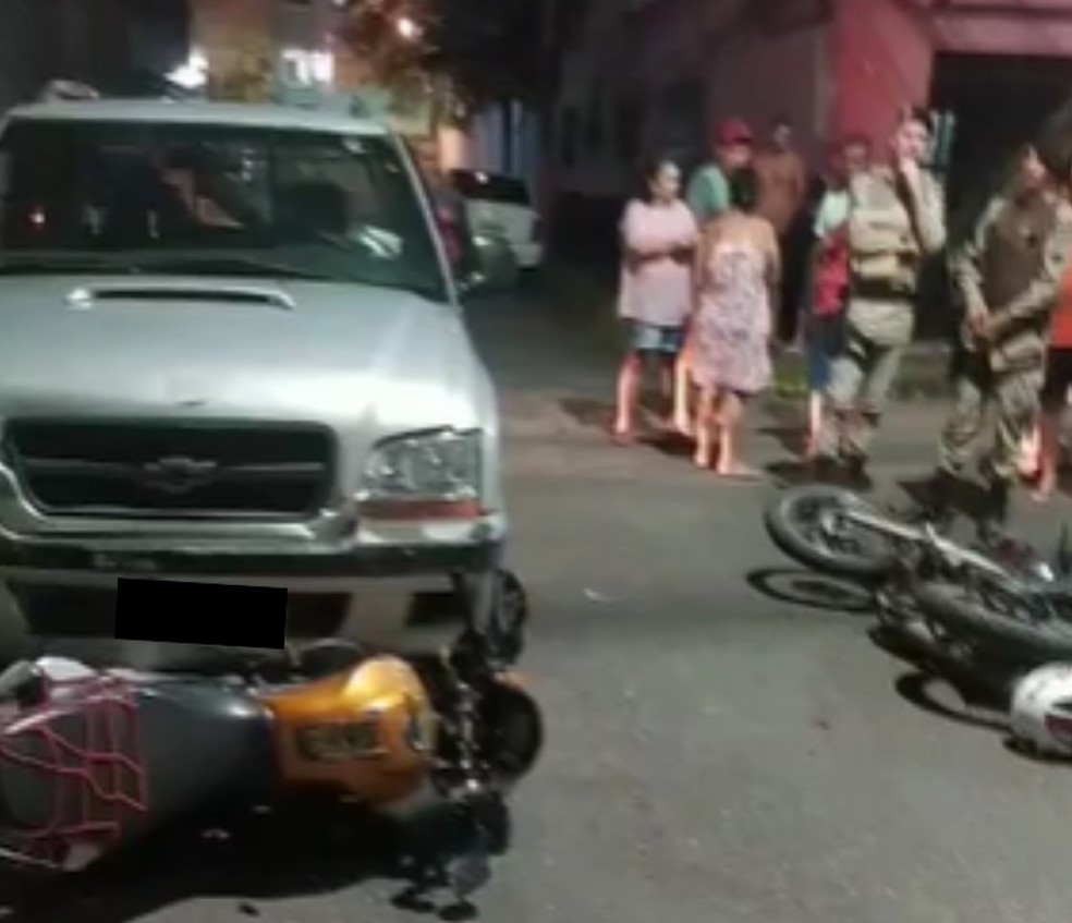 Moto envolvida no acidente ficou presa debaixo de caminhonete — Foto: Redes sociais