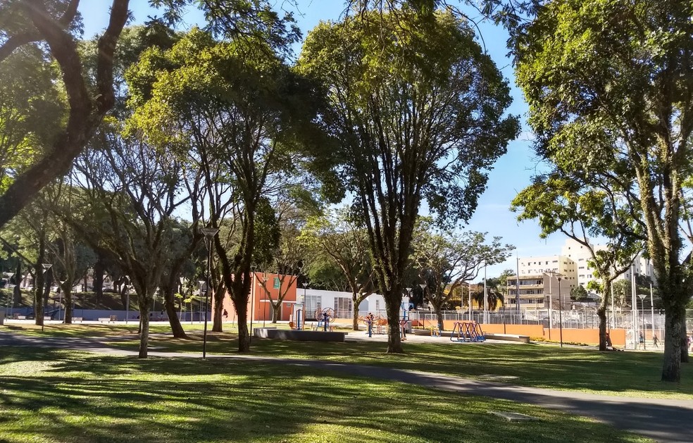 Praça Afonso Botelho fica no entorno da Arena da Baixada, em Curitiba, e oferece várias atividades esportivas  (Foto: Adriana Justi/G1)