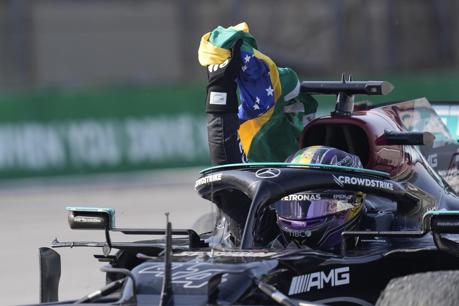F1: Hamilton vence, repete gesto de Senna e emociona o público | Brasil