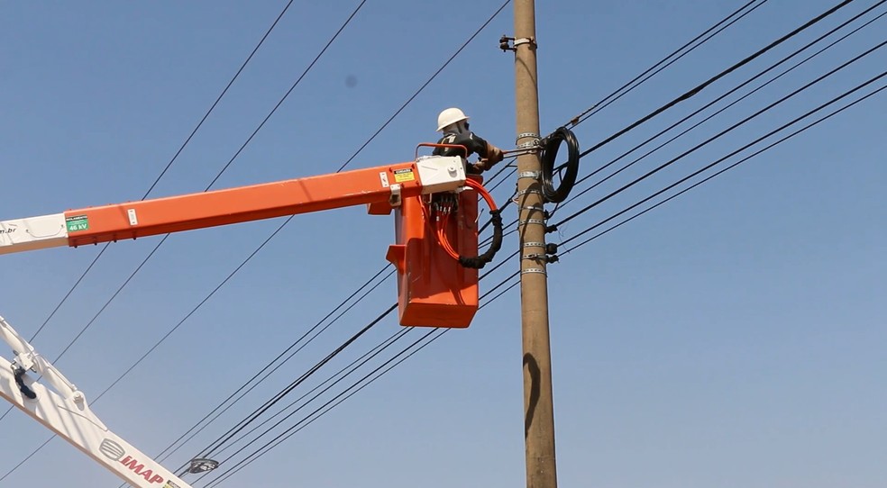 Funcionário atua em poste de energia no Park Sul, no DF — Foto: Reprodução