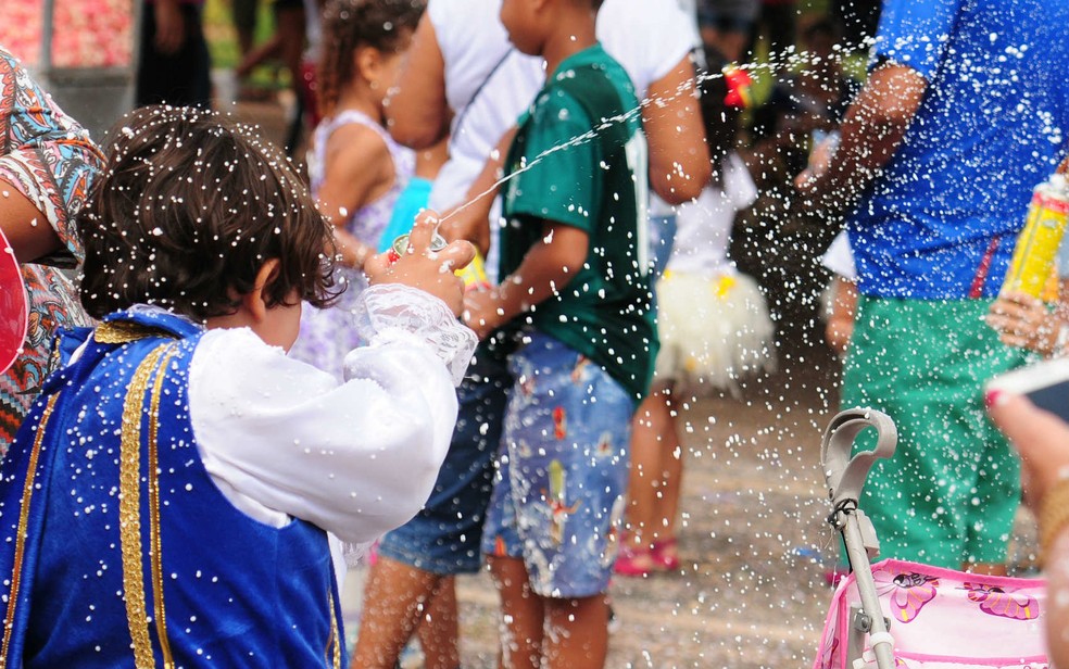Criança pula carnaval no bloco Baratinha, no Distrito Federal — Foto: Pedro Ventura/GDF/Divulgação