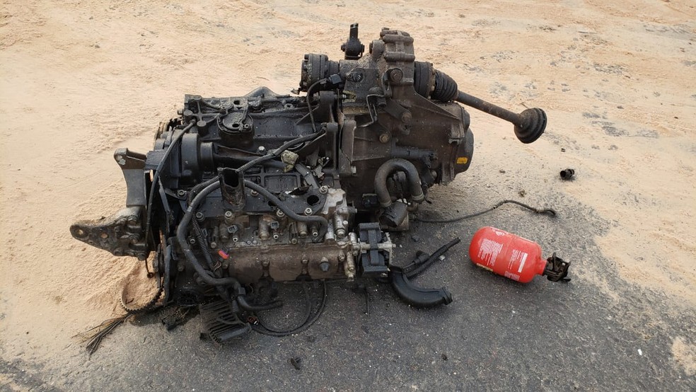 Peças de carro que se acidentou. — Foto: Camila Falabela / TV Globo