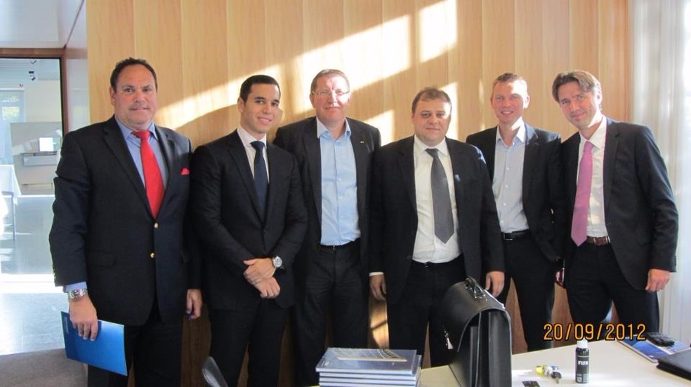 Heine (o quarto da esq. para dir.) ao lado de representantes da Fifa, como Thierry Weil, ex-diretor de marketing (à esq. de Heine) (Foto: Arquivo Pessoal)