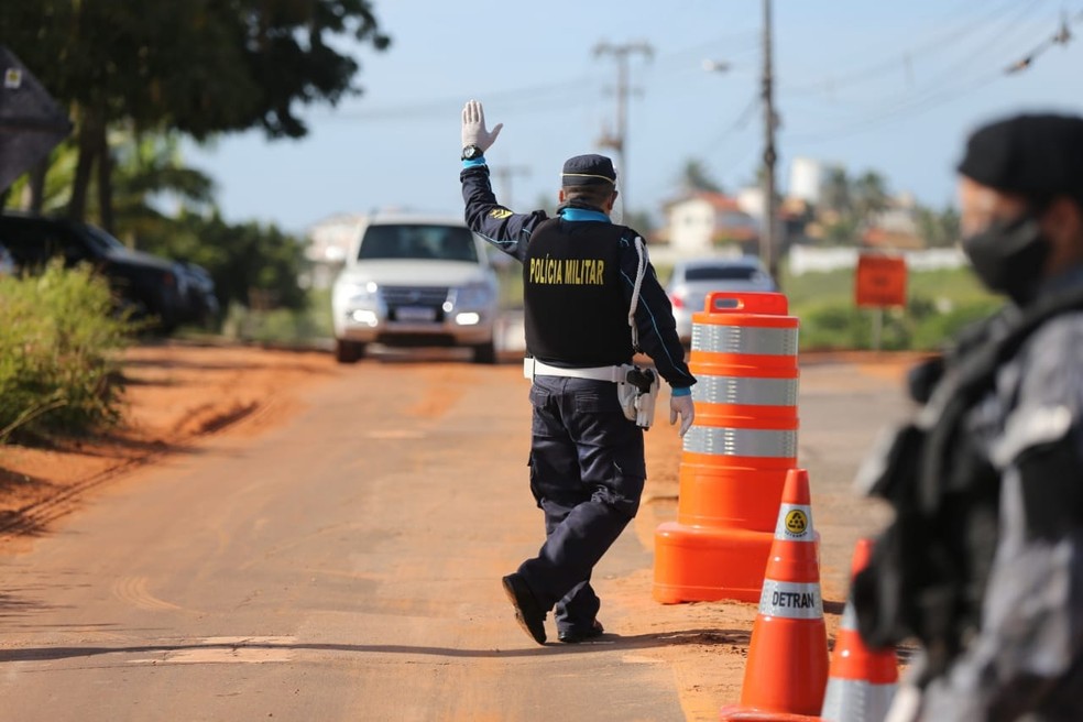 Polícia faz barreira para checar se motoristas circulam apenas nos casos permitidos no "lockdown" em Fortaleza — Foto: Helene Santos/SVM