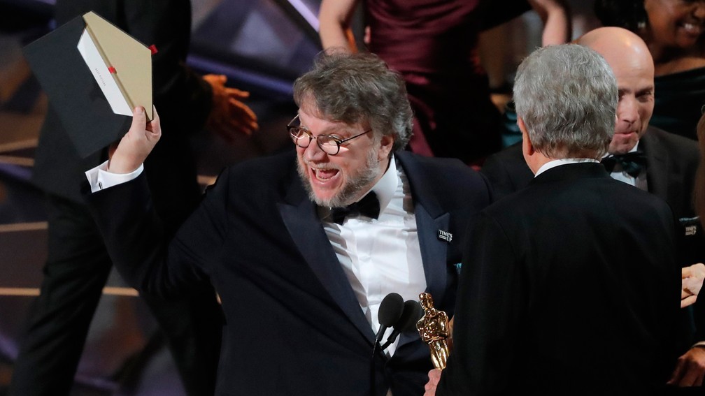 Depois de gafe no ano passado, Oscar premia filme correto e Guillermo del Toro mostra envelope com nome de 'A forma da água' para a plateia (Foto: Lucas Jackson/Reuters)