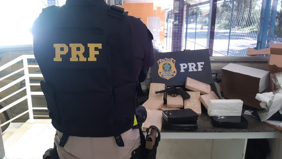PRF apreende 12 quilos de pasta base de cocaína em MG; droga é avaliada em R$ 1,6 milhão  — Foto: Divulgação/PRF 
