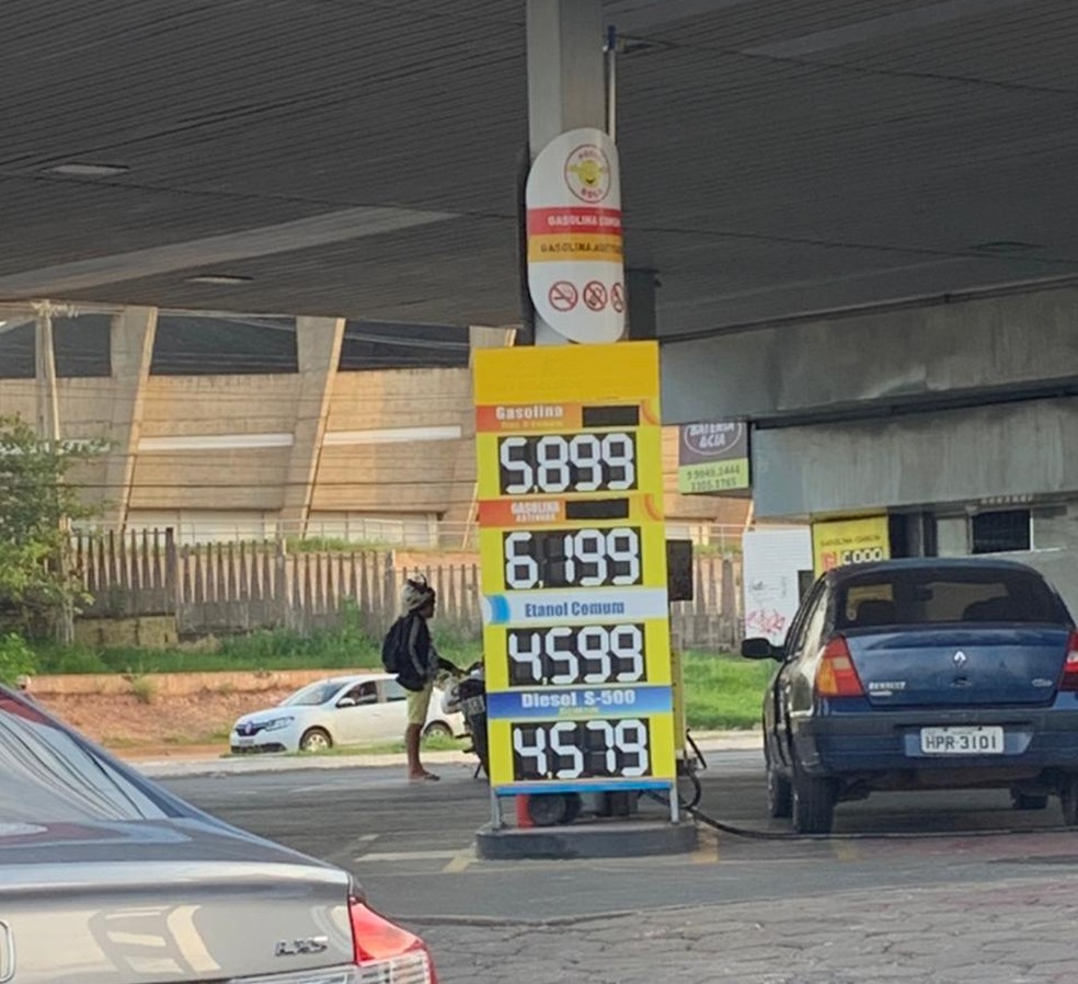 Preço do litro da gasolina passa de R$ 6 em postos de combustíveis em Teresina — Foto: Arquivo Pessoal / Lucas Hiago