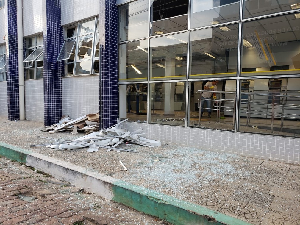 Agência ficou destruída após ação de criminosos em Barreiras — Foto: Paiva/Blog Braga