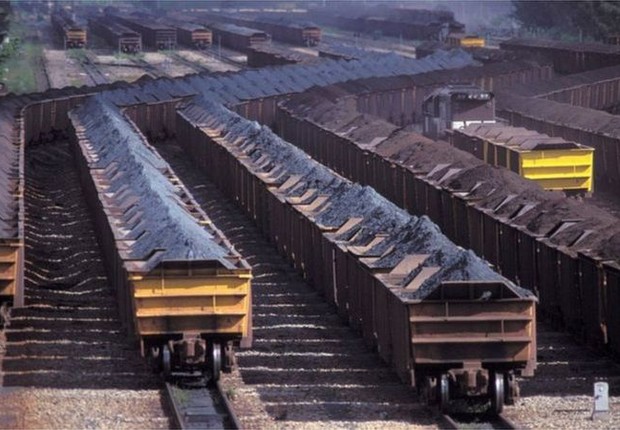 Desde a cotação recorde de US$ 240 por tonelada atingida em maio, minério de ferro acumula queda de 61% (Foto: Getty Images via BBC)