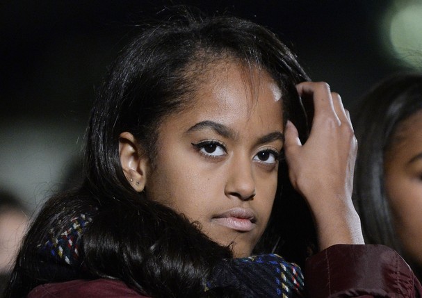 WASHINGTON, DC - DECEMBER 02:  Malia Obama attends the national Christmas tree lighting ceremony on the Ellipse south of the White House December 3, 2015 in Washington, DC. The lighting of the tree is an annual tradition attended by the president and the  (Foto: Getty Images)