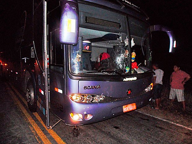 Tiros atingiram o vidro dianteiro do ônibus; motorista e um passageiros ficaram feridos pelos estilhaços (Foto: Francisco Coelho/Focoelho.com)