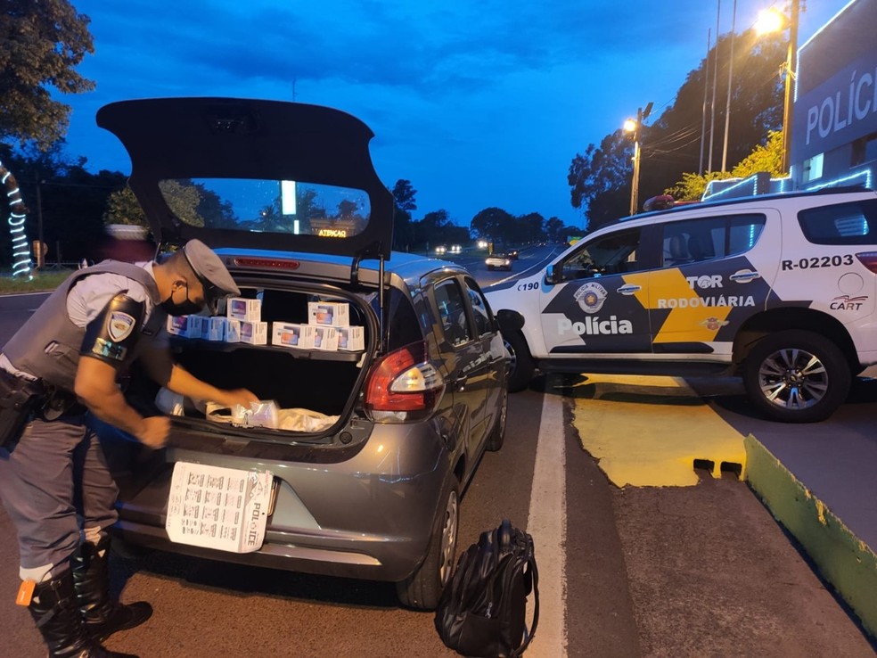 Eletrônicos e celulares foram localizados após a abordagem a um carro — Foto: Polícia Rodoviária
