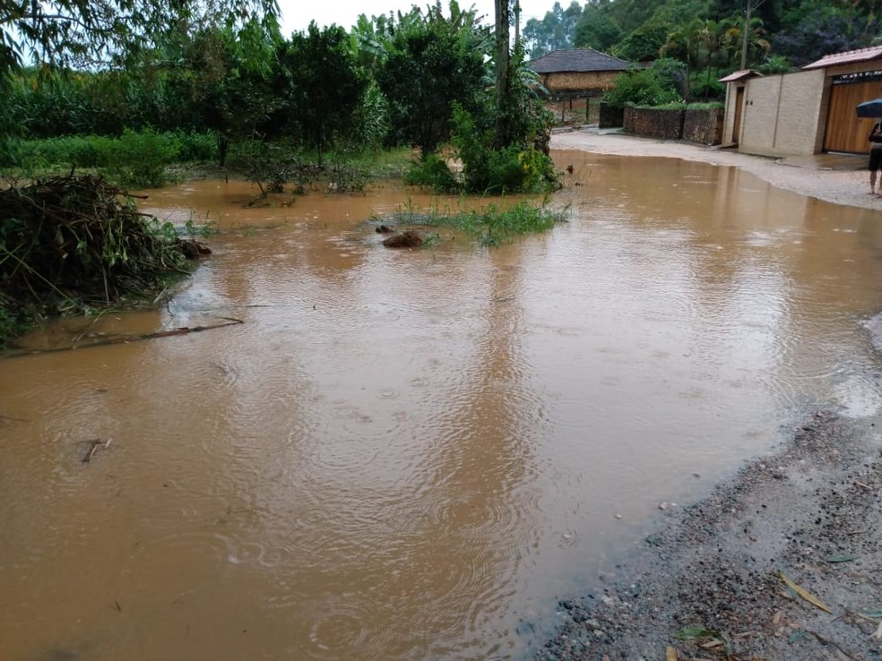 Colônia de Giarola ficou inundada na madrugada desta quinta-feira (13) em São João del Rei — Foto: Redes Sociais/Reprodução