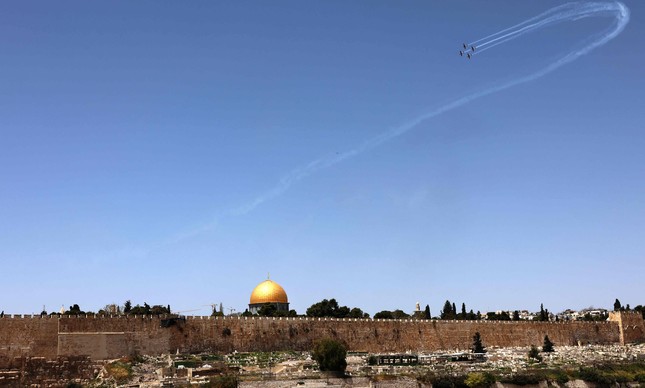 Aeronaves israelenses sobrevoam Jerusalém durante as celebrações do Dia da Independência