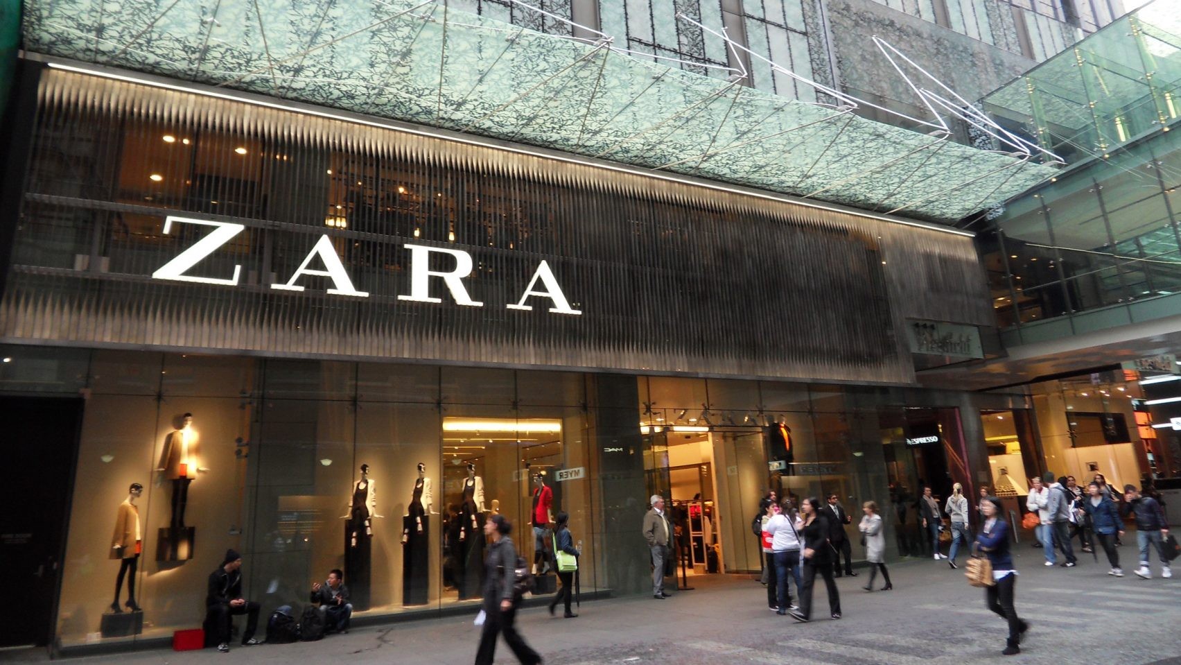 Rede de lojas Zara promete vender roupas 100% sustentáveis até 2025 - Casa  Vogue
