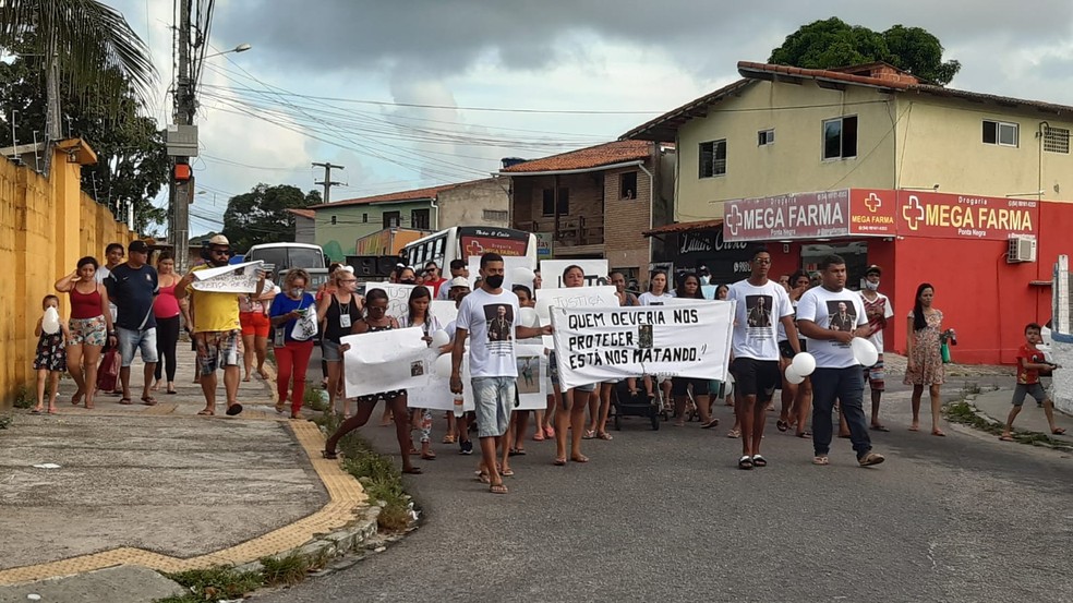Protesto cobra investigação de morte de jovem após ser levado em viatura da PM em Natal — Foto: Sérgio Henrique Santos/Inter TV Cabugi