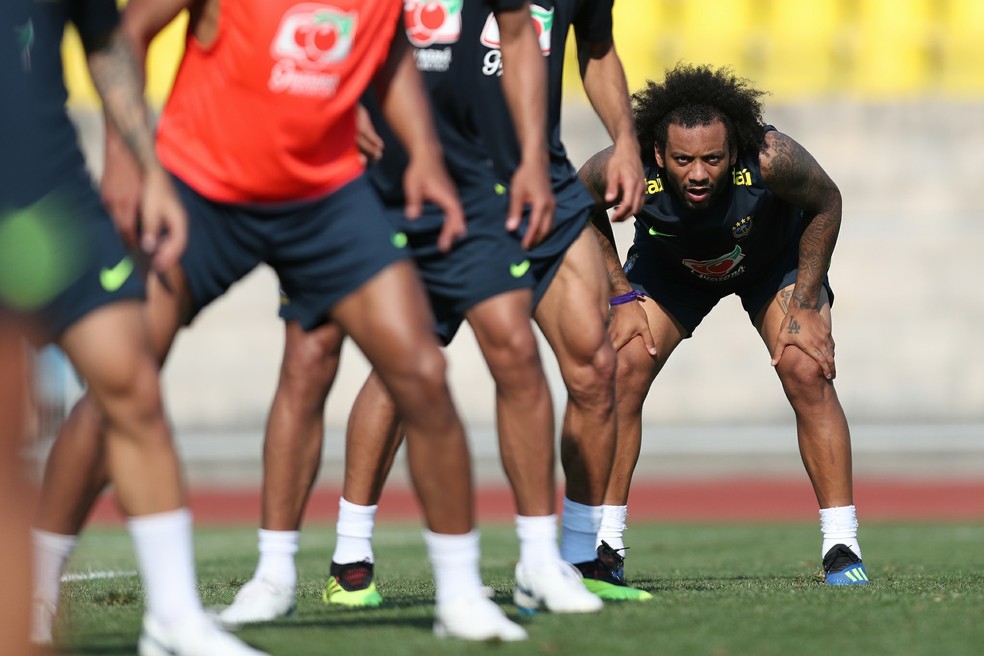 Marcelo em treino: defesa trabalhou bolas aÃ©reas no fim da atividade (Foto: Lucas Figueiredo/CBF)