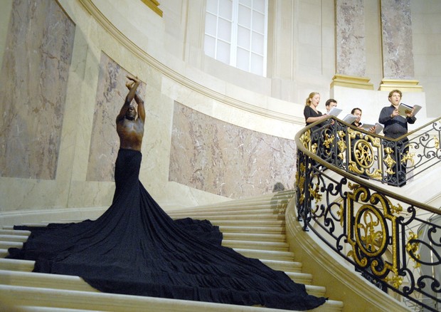 (GERMANY OUT) Germany, Berlin - Ort: Bode Museum Berlin (Grosse Kuppelhalle, Kameckehalle und Basilikia). Titel: Apollo und Hyacinth. Autor: Wolfgang Amadeus Mozart. Choreografie: Ismael Ivo. Premiere: 18. November 2006Darst: Ismael Ivo (Apollo, li.). (Ph (Foto: ullstein bild via Getty Images)
